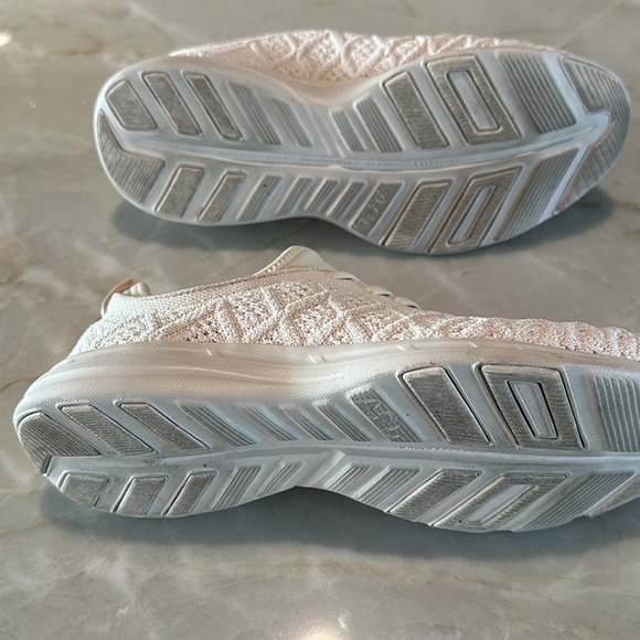 Barely worn womens APL size 8.5 in beige with pink APL accent - Picture 6 of 12